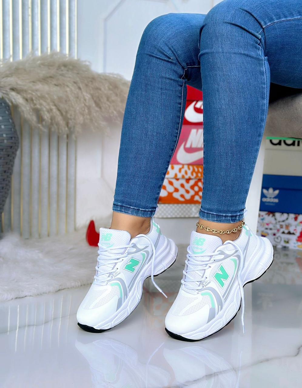 NUEVOS TENNIS PARA DAMA N.B